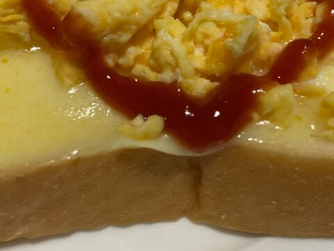 スクランブルエッグのせ、チーズトースト(*^^*)